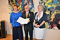 Lovro Sodja prejema avstrijsko odlikovanje, levo veleposlanica Sigrid Berka, desno Jana Sodja, 27.8. 2019